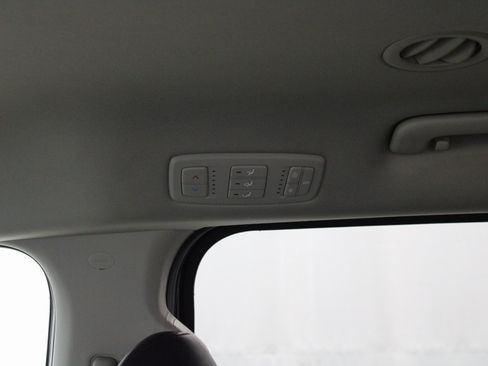 Used 2022 Kia Carnival LX image 19