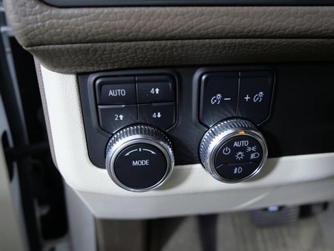 Used 2022 GMC Yukon XL Denali AWD/4WD image 16