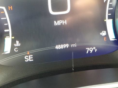 Used 2024 Chrysler Pacifica Touring-L FWD image 12