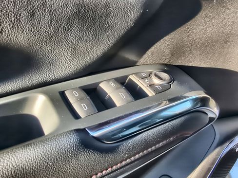 Used 2025 Chevrolet Traverse RS image 24