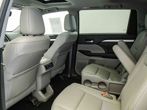 Used 2017 Toyota Highlander XLE w/ Preferred Accessory Package AWD/4WD image 20