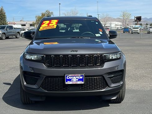 Used 2023 Jeep Grand Cherokee Altitude AWD/4WD image 2