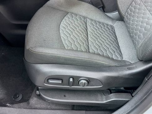 Used 2018 Chevrolet Equinox LT FWD image 20