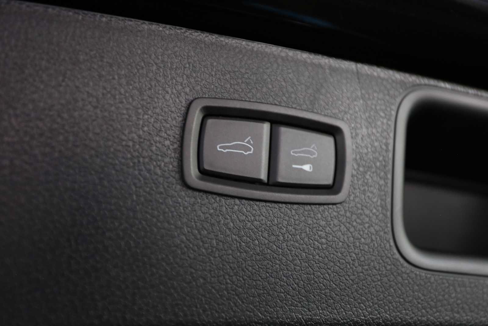 Used 2025 Porsche Macan AWD/4WD image 16