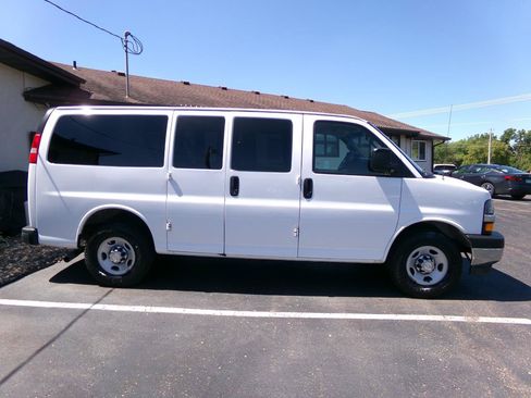 Used 2017 Chevrolet Express 2500 LT w/ LT Preferred Equipment Group RWD image 2