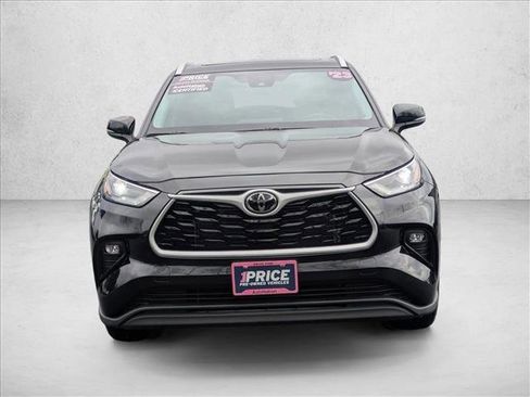 Used 2023 Toyota Highlander XLE image 2