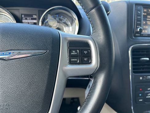 Used 2016 Chrysler Town & Country Touring FWD image 16