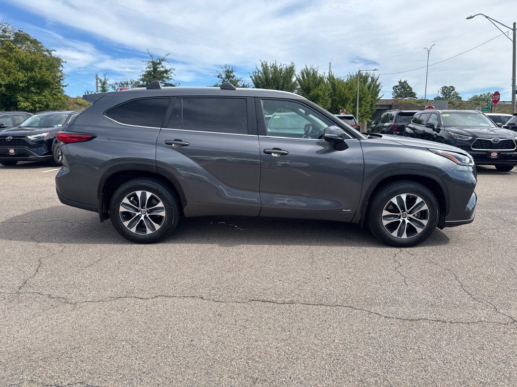 Used 2023 Toyota Highlander XLE AWD/4WD image 10