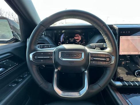 Used 2025 GMC Yukon Denali w/ Sun & Power Step Package image 9