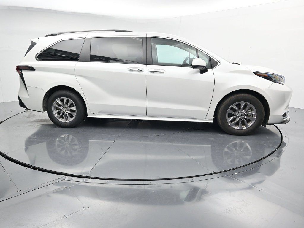 Used 2024 Toyota Sienna XLE FWD image 9