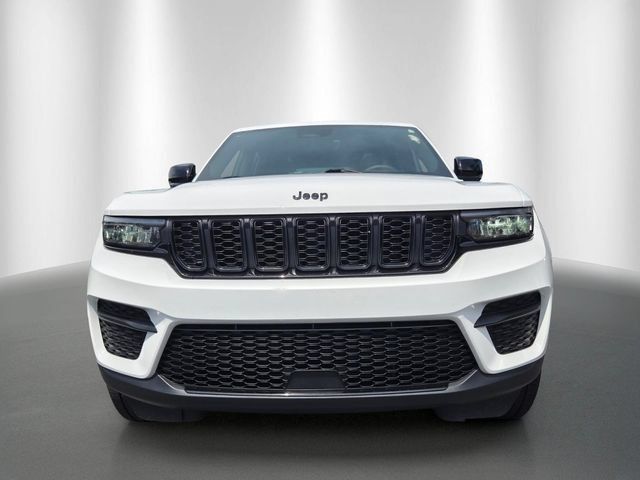 Used 2025 Jeep Grand Cherokee Altitude AWD/4WD image 2