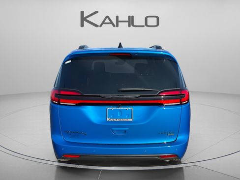 New 2026 Chrysler Pacifica Limited w/ S Appearance Package image 3