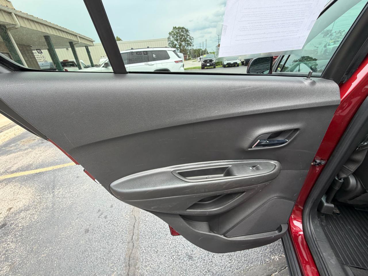 Used 2021 Chevrolet Trax LT w/ LT Convenience Package FWD image 12