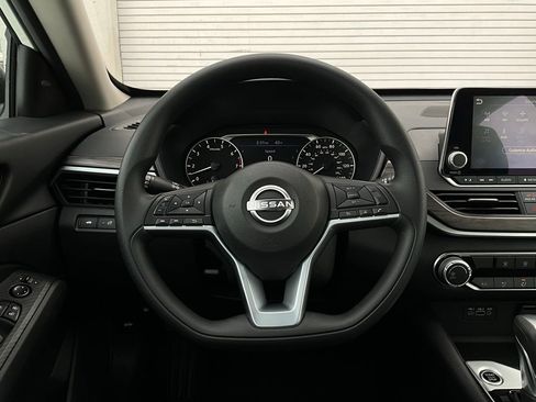 Used 2025 Nissan Altima 2.5 SV image 31