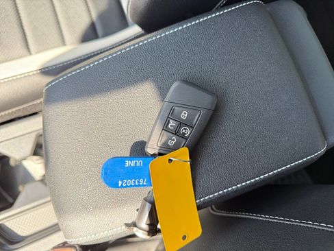 Certified 2025 Volkswagen Taos SEL w/ Black Wheel Plus Package image 33