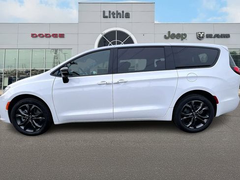 New 2026 Chrysler Pacifica Select image 3