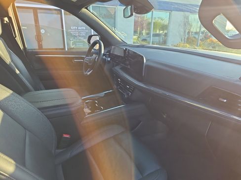 Used 2025 Chevrolet Suburban Z71 image 9