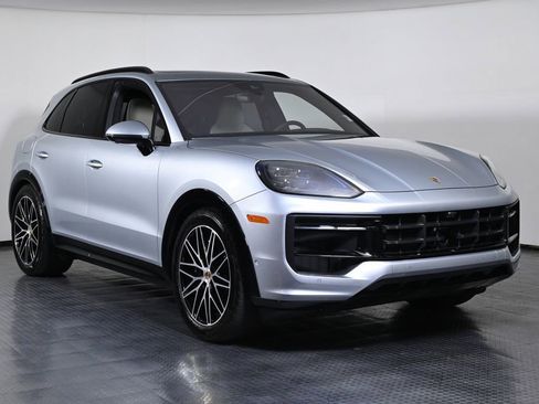 Certified 2025 Porsche Cayenne GTS AWD/4WD image 9