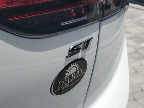 Used 2023 Buick Envision Essence w/ Technology Package I FWD image 9