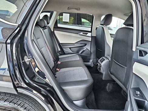 Used 2025 Volkswagen Taos SE FWD image 19