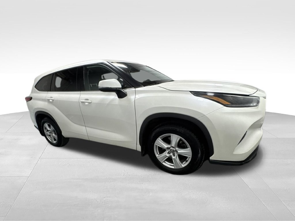 Used 2021 Toyota Highlander LE AWD/4WD image 5