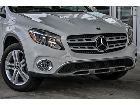 Used 2018 Mercedes-Benz GLA 250 4MATIC image 2