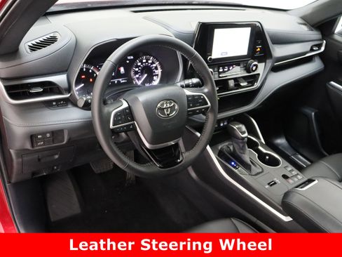 Certified 2024 Toyota Highlander XSE image 13