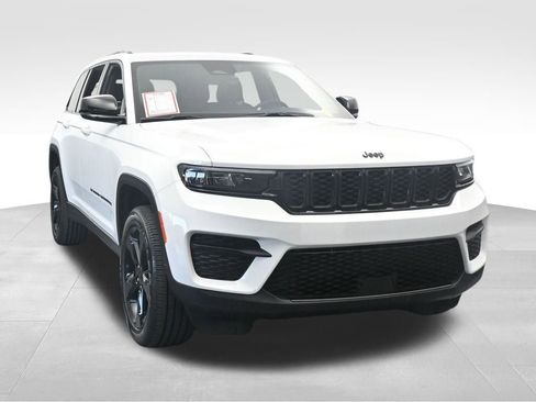 Used 2025 Jeep Grand Cherokee Altitude image 9