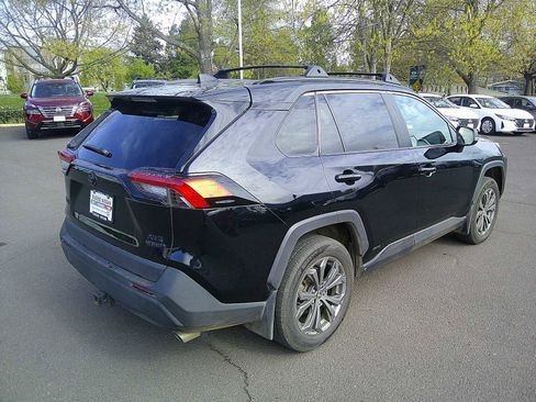 Used 2022 Toyota RAV4 XLE Premium image 5