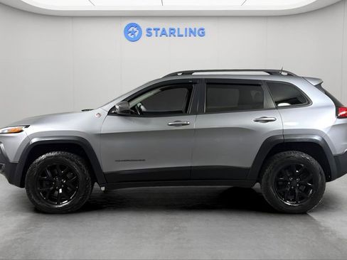 Used 2017 Jeep Cherokee Trailhawk AWD/4WD image 3