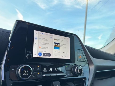 Used 2023 Toyota Highlander XLE image 21