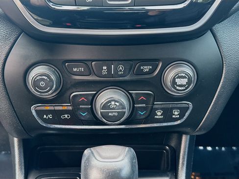 Used 2019 Jeep Cherokee Limited FWD image 14