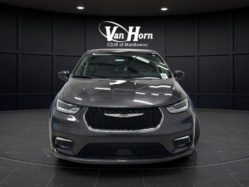 Used 2022 Chrysler Pacifica Touring-L FWD image 2