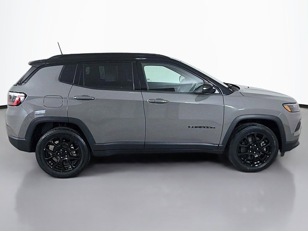 Used 2023 Jeep Compass Latitude AWD/4WD image 12
