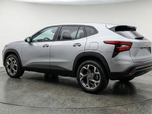 Used 2025 Chevrolet Trax LT w/ LT Convenience Package image 6