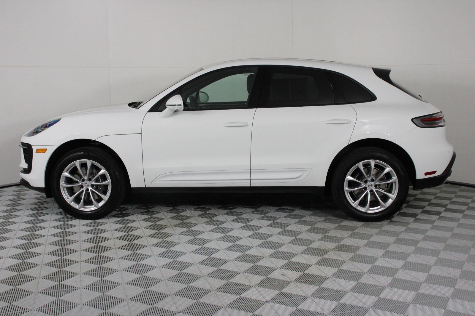 Certified 2026 Porsche Macan AWD/4WD image 2