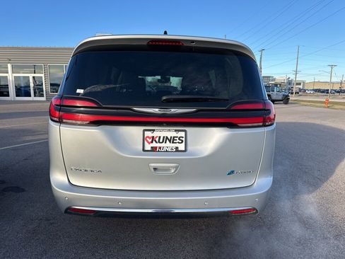 Used 2023 Chrysler Pacifica Touring-L image 14
