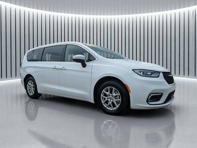 Used 2023 Chrysler Pacifica Touring-L FWD image 2