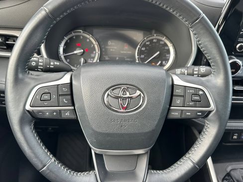Used 2022 Toyota Highlander XLE image 26