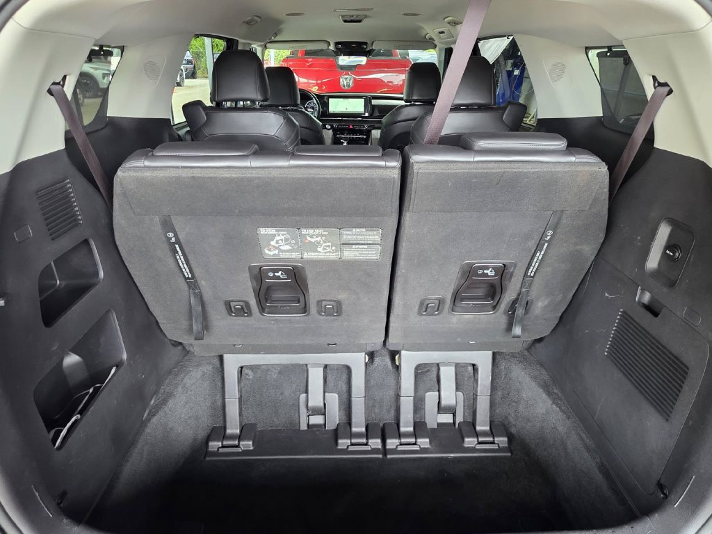 Used 2022 Kia Carnival EX FWD image 10