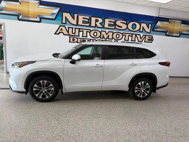 Used 2023 Toyota Highlander XLE AWD/4WD image 2