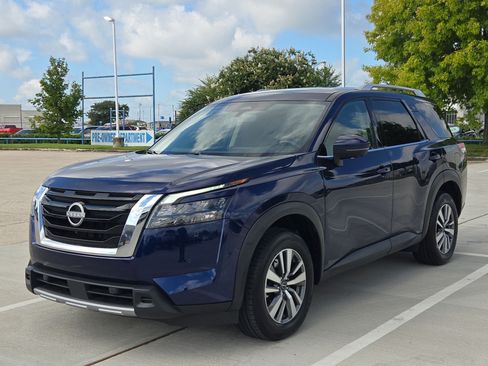 Used 2025 Nissan Pathfinder SL FWD image 9
