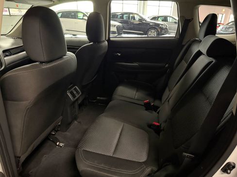 Used 2019 Mitsubishi Outlander SE AWD/4WD image 16