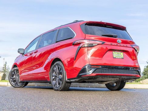 Used 2022 Toyota Sienna XSE FWD image 6