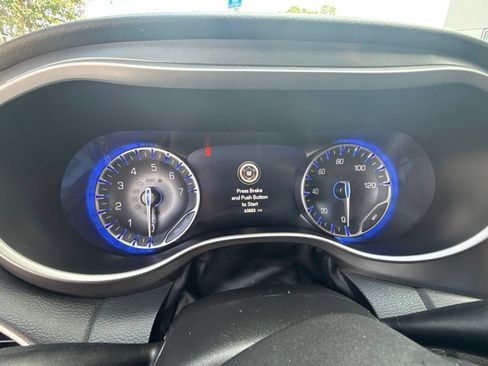 Used 2024 Chrysler Pacifica Touring-L FWD image 19