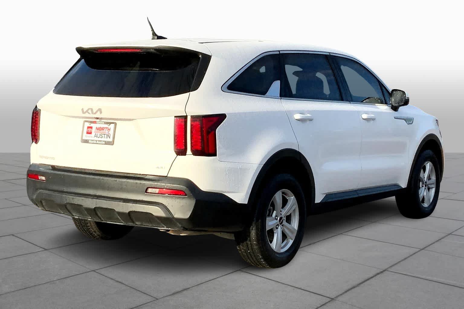 Used 2023 Kia Sorento LX AWD/4WD image 13