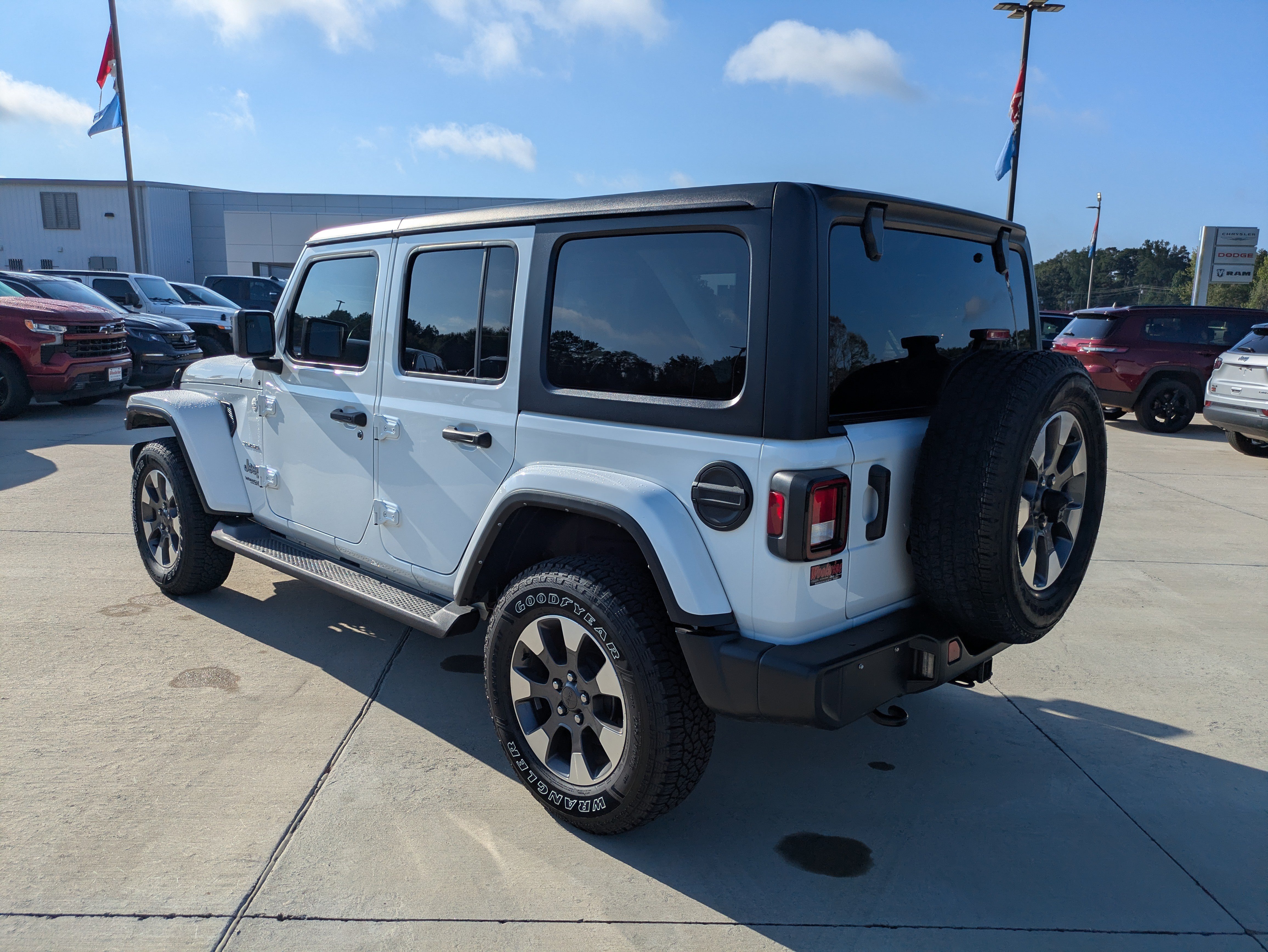 Used 2022 Jeep Wrangler Unlimited Sahara w/ Cold Weather Group AWD/4WD image 3