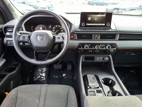 Used 2025 Honda Pilot Sport image 15