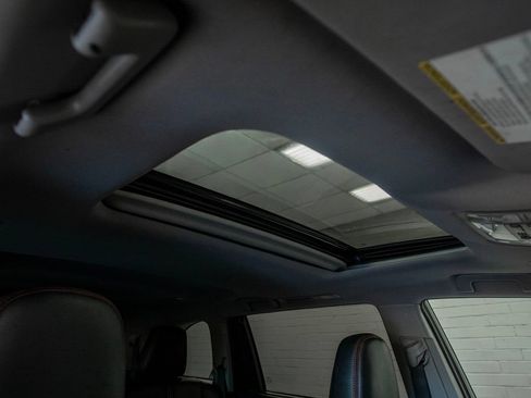 Used 2019 Toyota Highlander SE AWD/4WD image 24