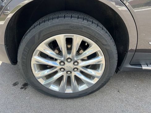 Used 2018 Cadillac XT5 Platinum w/ Driver Assist Package AWD/4WD image 9